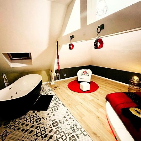 Redroom Loveroom Chambre Spa Privative Insolite Theme 50 Nuances De Grey Douchy-les-Mines Exterior foto