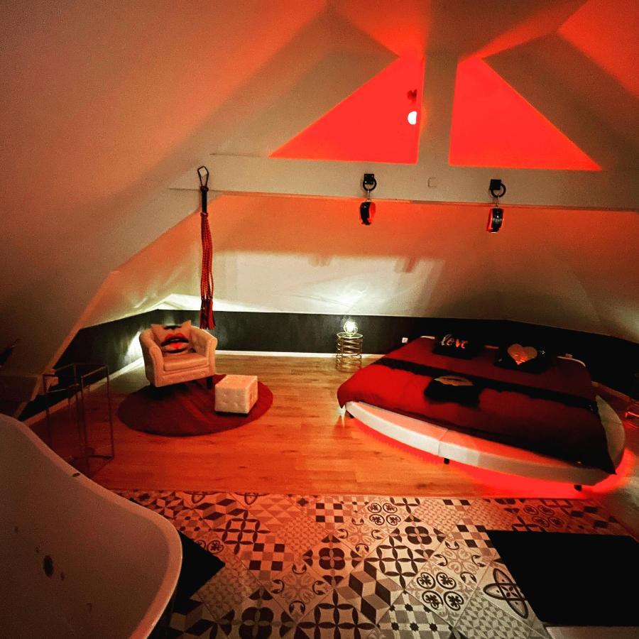 Redroom Loveroom Chambre Spa Privative Insolite Theme 50 Nuances De Grey Douchy-les-Mines Exterior foto