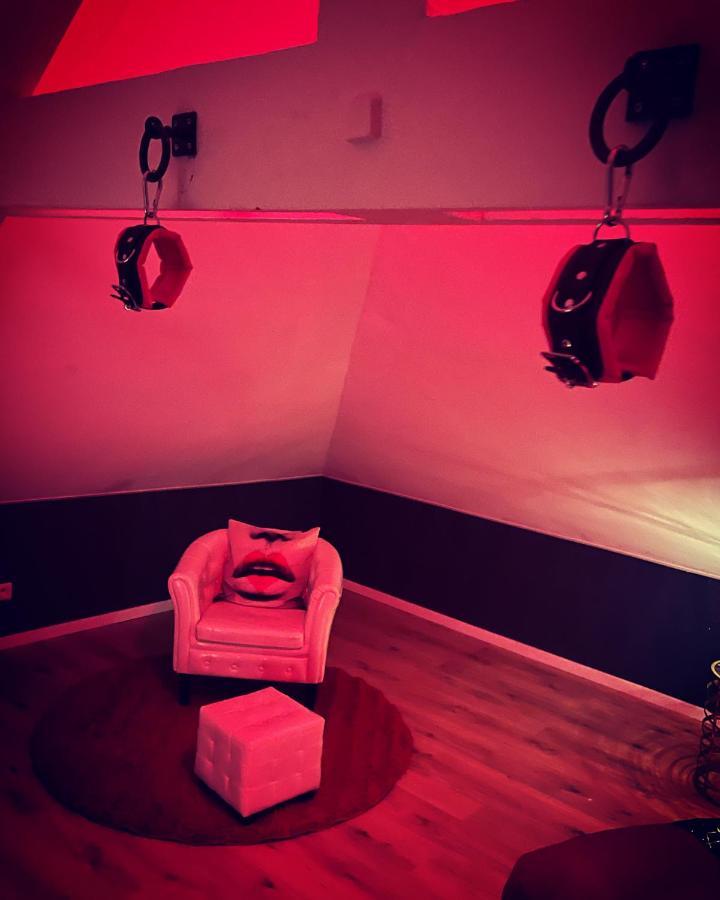 Redroom Loveroom Chambre Spa Privative Insolite Theme 50 Nuances De Grey Douchy-les-Mines Exterior foto