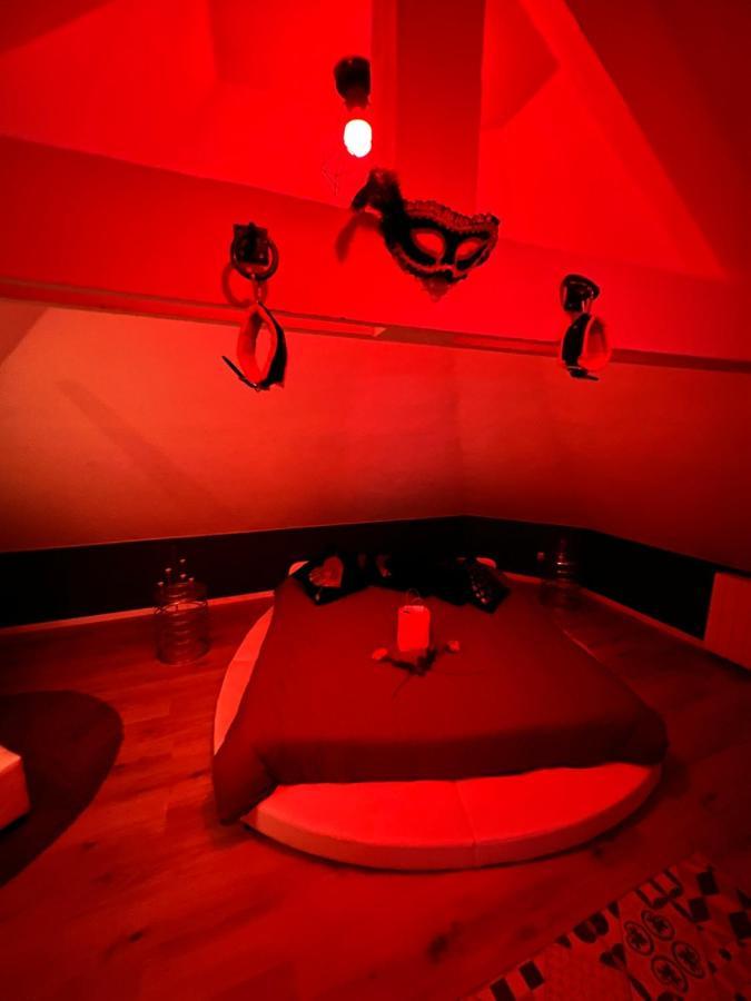 Redroom Loveroom Chambre Spa Privative Insolite Theme 50 Nuances De Grey Douchy-les-Mines Exterior foto